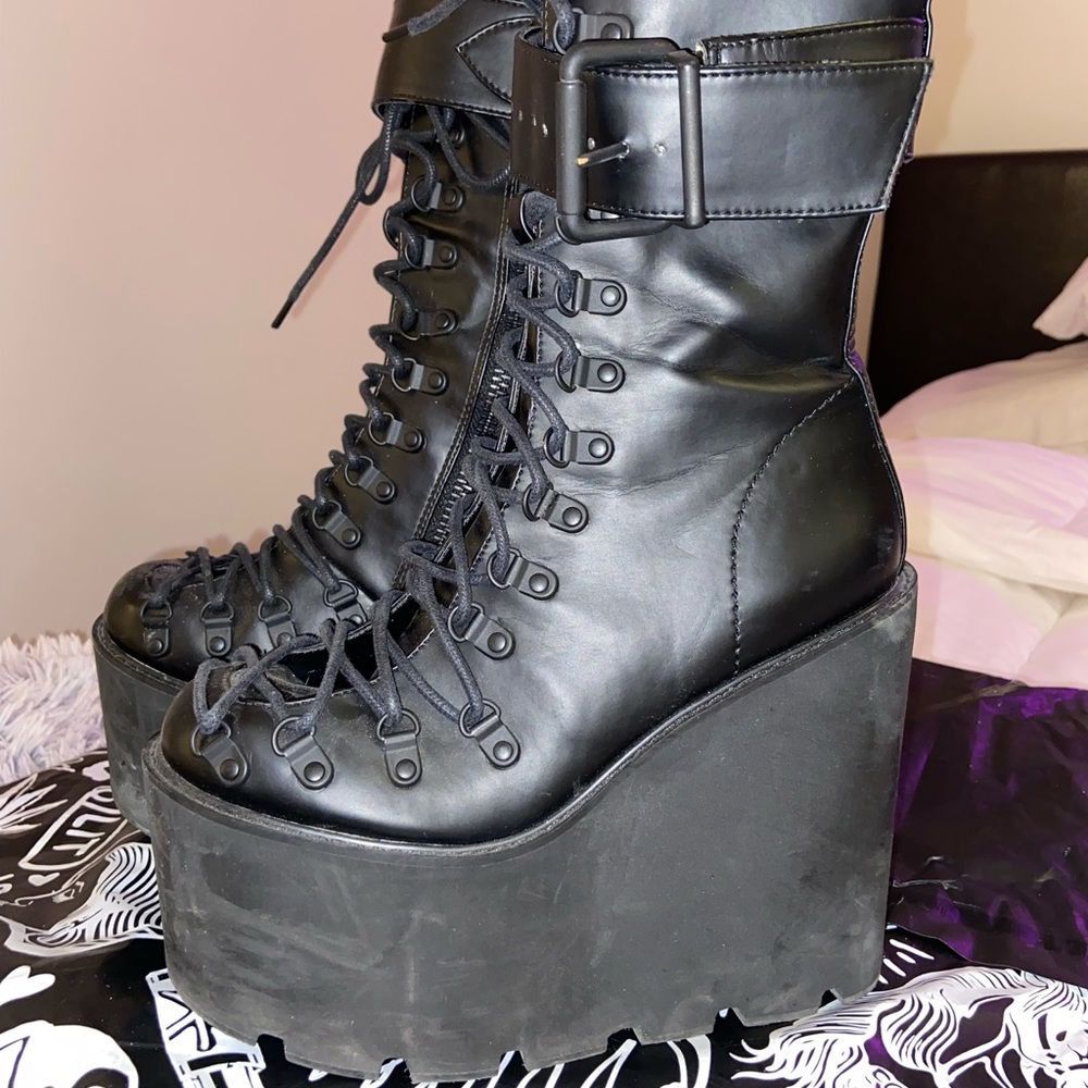 Brand new still in box Current Mood Traitor Boots